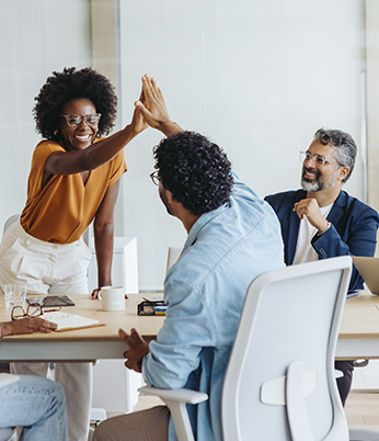 Colegas no trabalho aparecem felizes com as soluções de planos de saúde para pequenas, médias e grandes empresas.