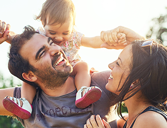 Plano de saúde Individuais para todas as idades, imagem mostra família feliz e segura.