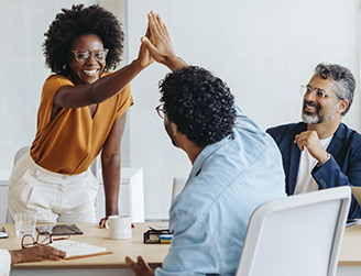 Colegas no trabalho aparecem felizes com as soluções de planos de saúde para pequenas, médias e grandes empresas.