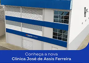 pediatra atendendo paciente e mãe