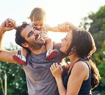 Plano de saúde Individuais para todas as idades, imagem mostra família feliz e segura.