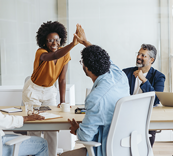 Colegas no trabalho aparecem felizes com as soluções de planos de saúde para pequenas, médias e grandes empresas.