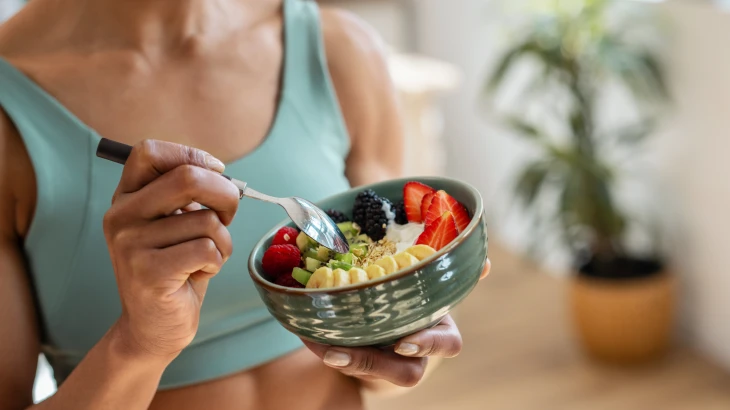Mulher segurando um prato de salada