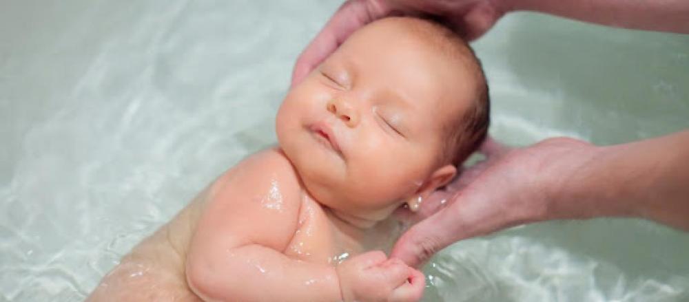 bebê recém nascido tomando banho