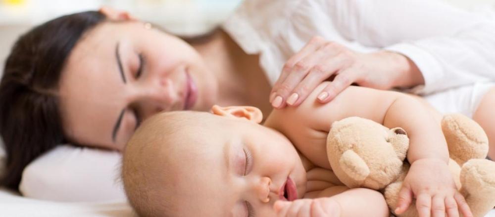 Mãe e bebê dormindo juntas
