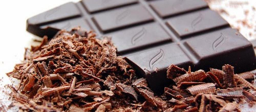 Barra de chocolate pela metade, com a outra metade picada