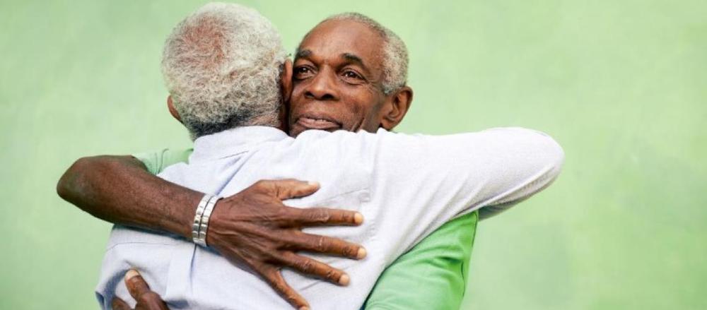 Dois homens se abraçando