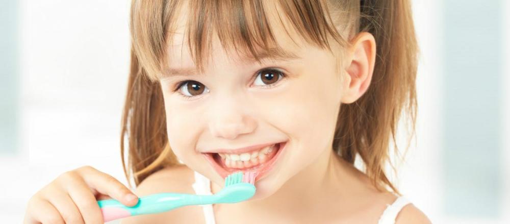 Criança escovando os dentes