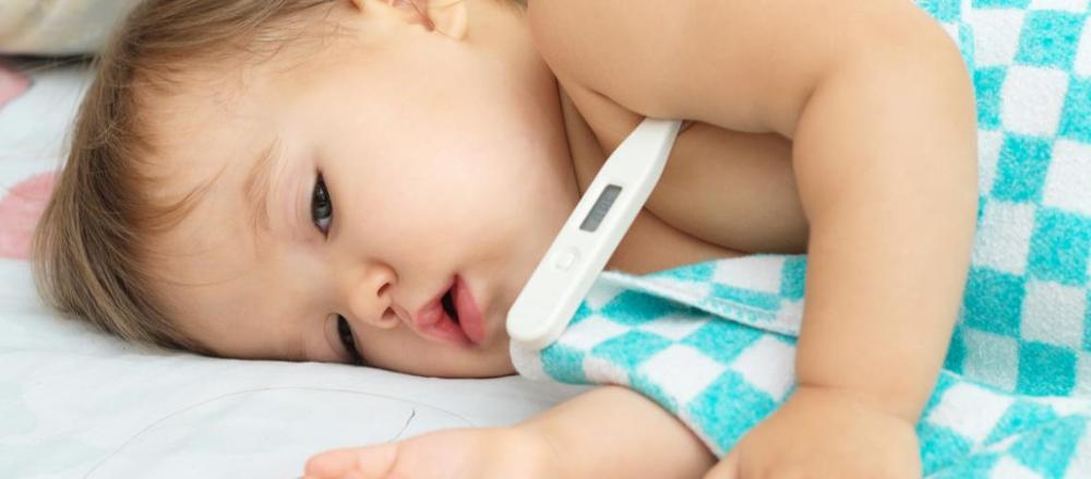 Bebê deitada medindo a temperatura
