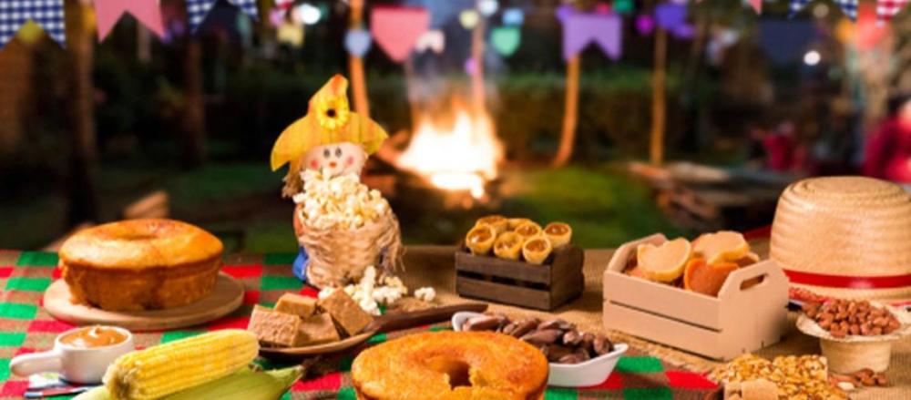 Mesa decorada de festa junina, com comidas típicas