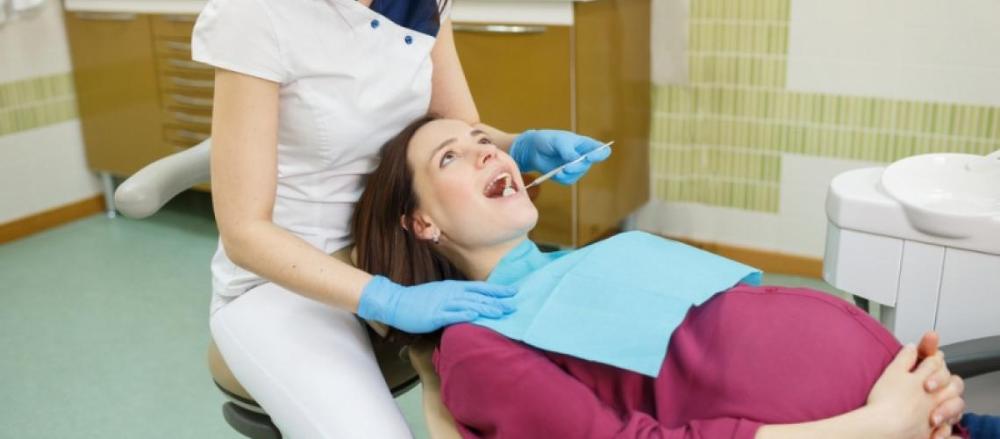 Gestante sendo atendida por uma dentista