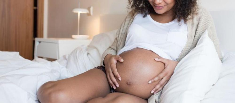 Grávida segurando a barriga