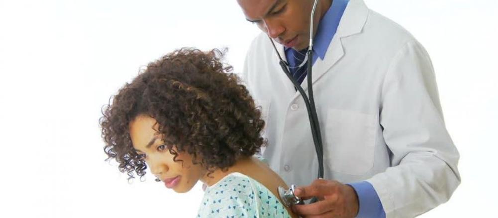 Médico verificando pulmão de paciente com estetoscópio