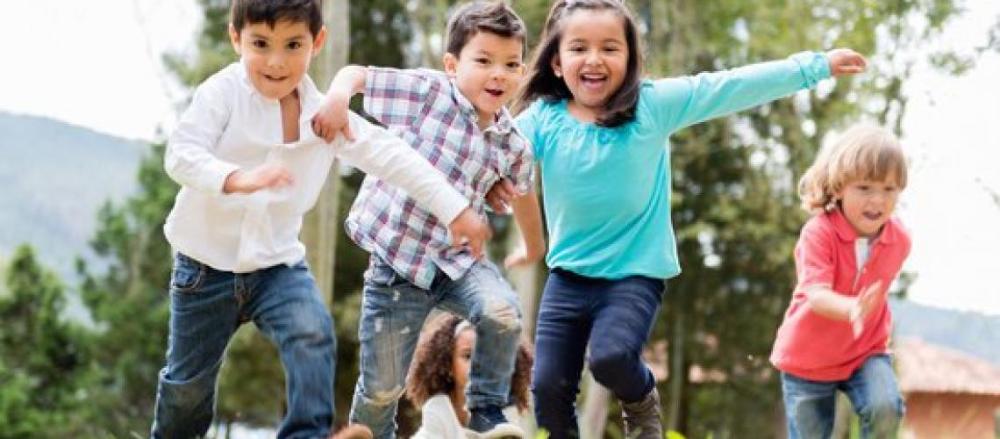 4 crianças felizes enquanto correm