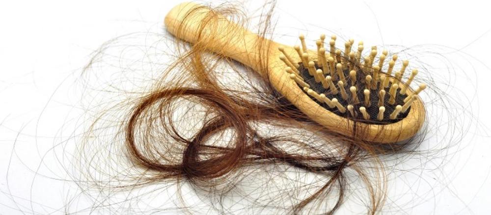 Escova de cabelo com tufos de cabelo pelos lados