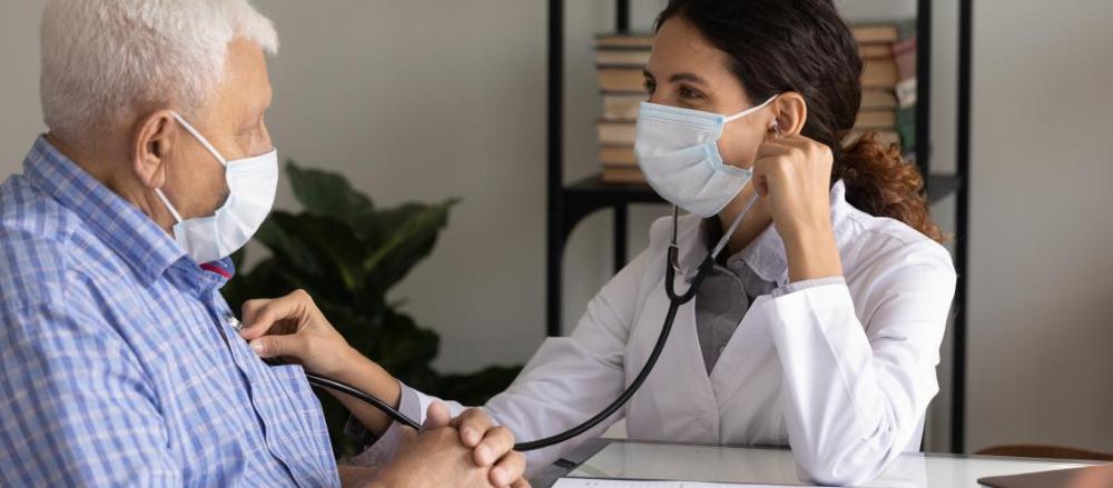 Homem idoso sendo examinado em consulta médica