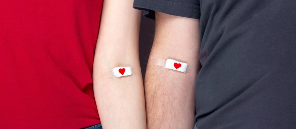 Casal que tirou sangue com curativos pequenos no braço
