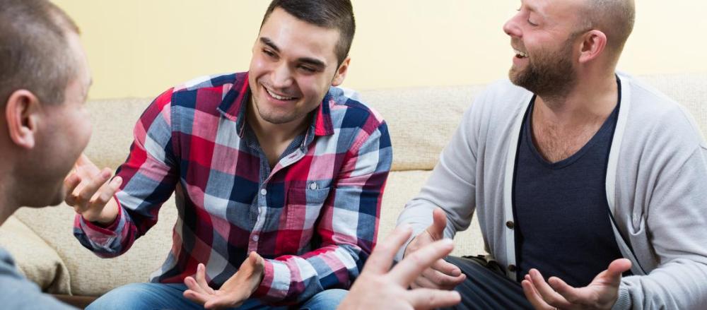 Três homens conversando