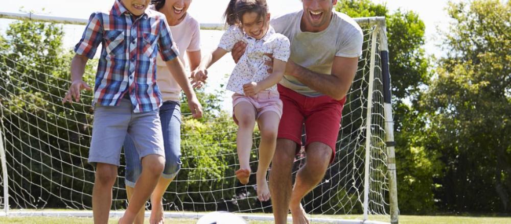 Imagem de família correndo feliz