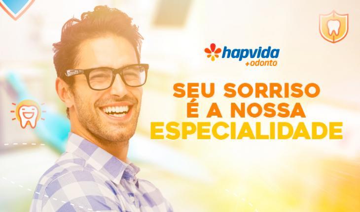 Imagem de um homem sorrindo e a frase Hapvida + Odonto: seu sorriso é a nossa especialidade