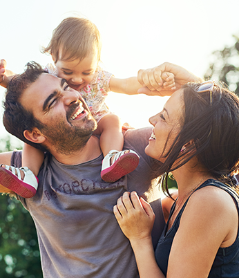 Plano de saúde Individuais para todas as idades, imagem mostra família feliz e segura.