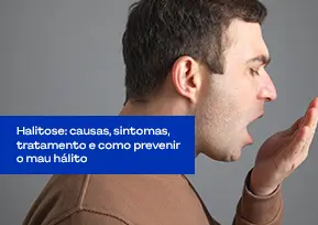 Homem de perfil, bocejando com a mão perto da boca.