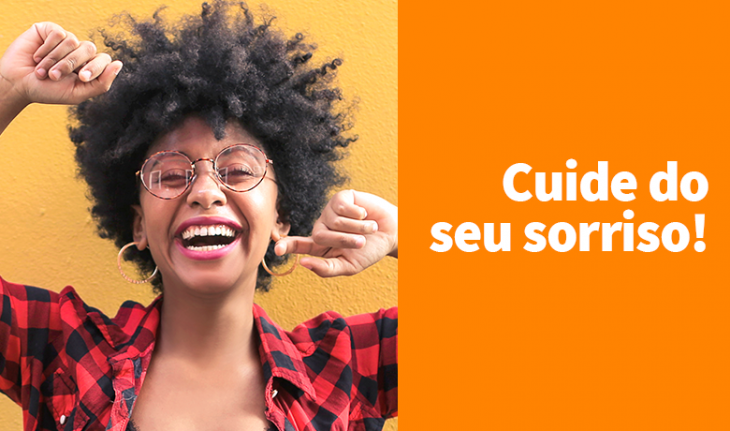 Imagem de uma mulher sorrindo com a frase Cuide do seu sorriso!