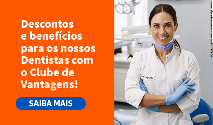 Imagem de uma dentista em seu consultório com a frase Descontos e benefícios para os nossos dentistas com o Clube de Vantagens!