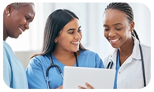 Três profissionais de saúde sorridentes analisando informações em um tablet.
