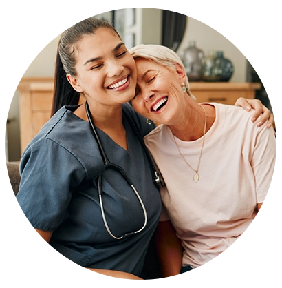 Profissional de saúde abraçando paciente idosa sorridente em momento de carinho e confiança.